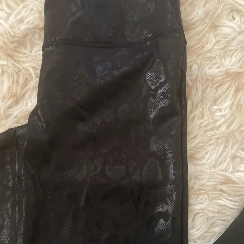 90’Degree Obsidian Snakeskin Foil UpLift Leggings - Picture 7 of 11